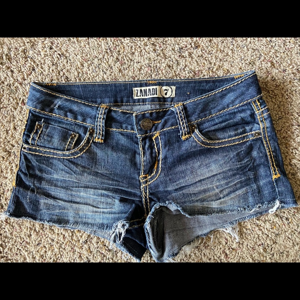 Zanadi shorts size 7 in new condition.